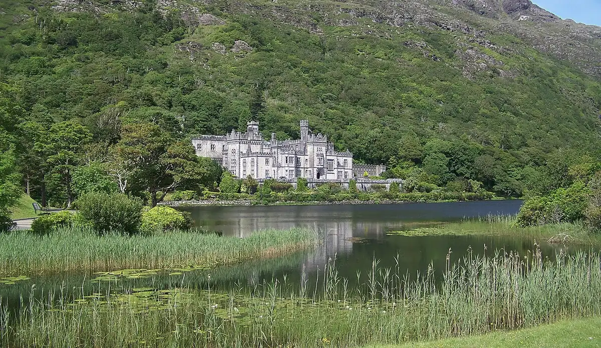 La Kylemore Abbey, dimora dell'Ottocento affacciata sul lago, nel Connemara